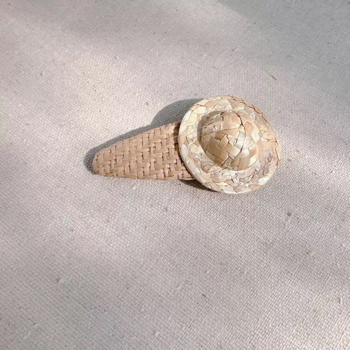Coralia Woven Straw Clip