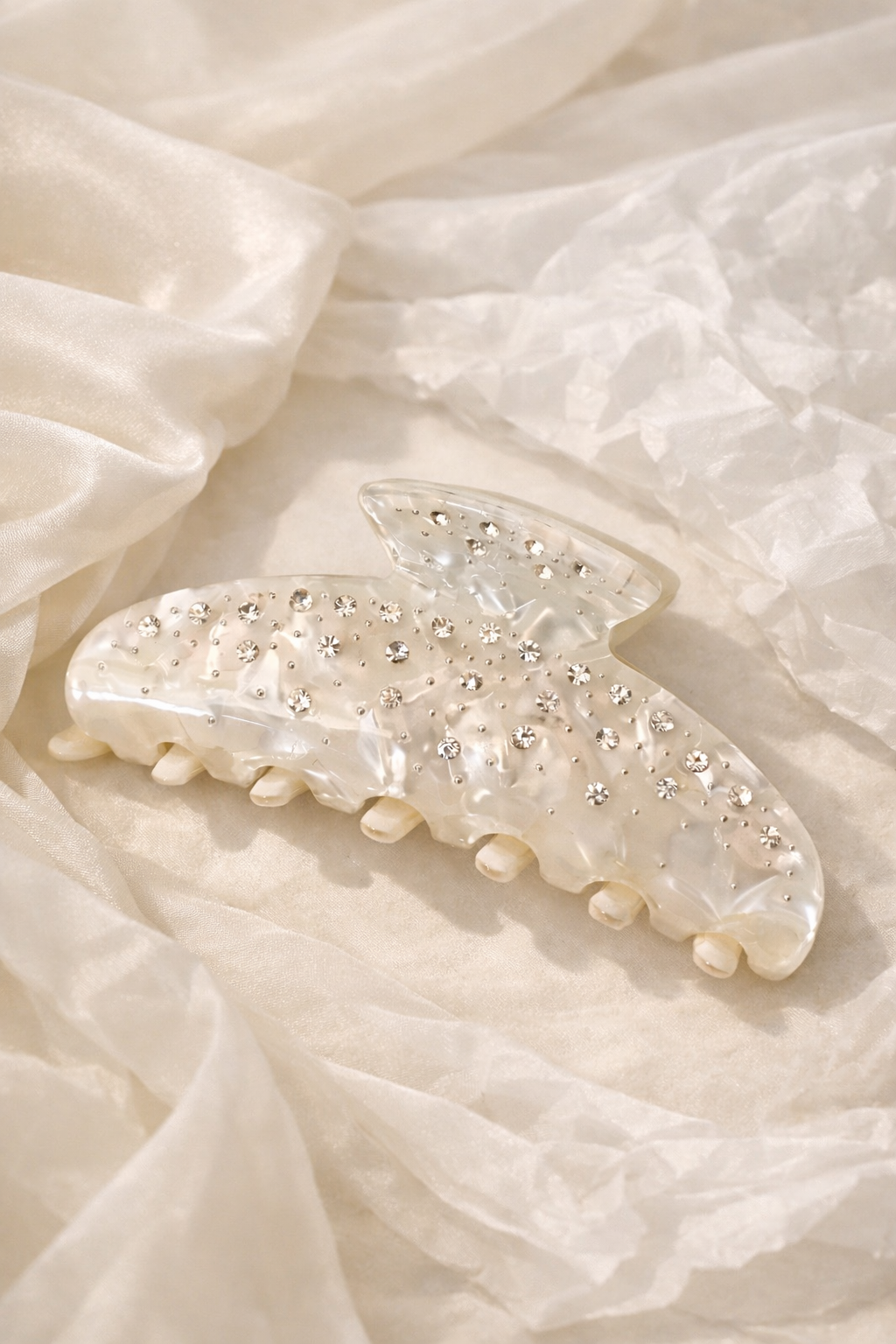 Elara Pearl Gleam Hair Claw